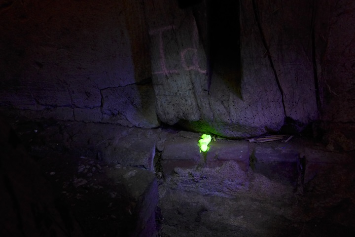 Harmonix Monitoring Foam der lyser op i UV-lys i hul mellem sten