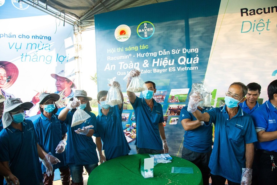 Phần thi trộn mồi giúp bà con tìm hiểu về  cách sử dụng Racumin an toàn và hiệu quả